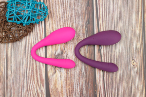 VIBRADOR FORMATO U ESTIMULAÇÃO PONTO G E CLÍTORIS PARA CASAL - Imagem 2